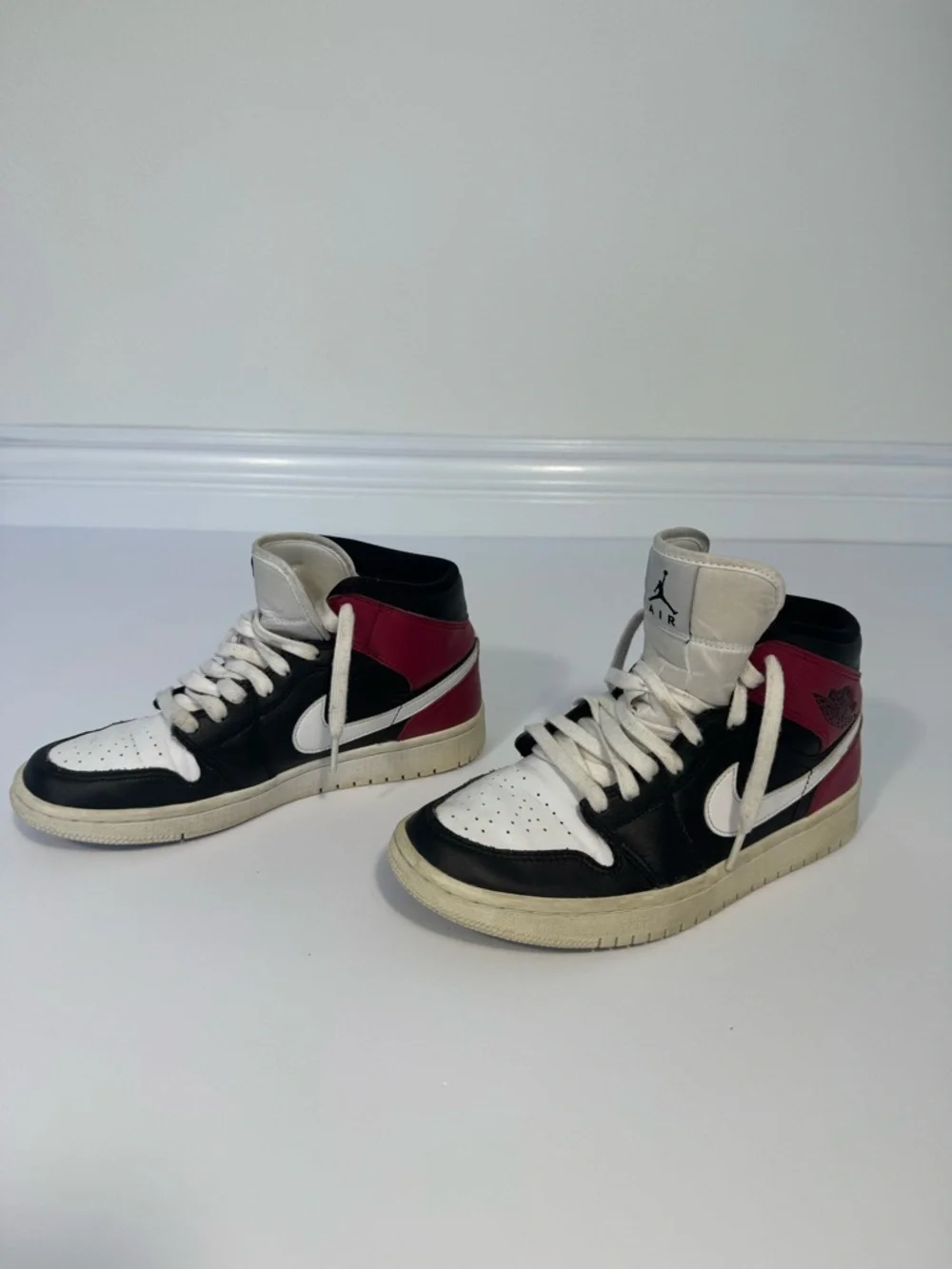 Nike Air Jordan 1 Mid GS Black White Red 6.5Y Youth   Womens 8 BQ6472-016
